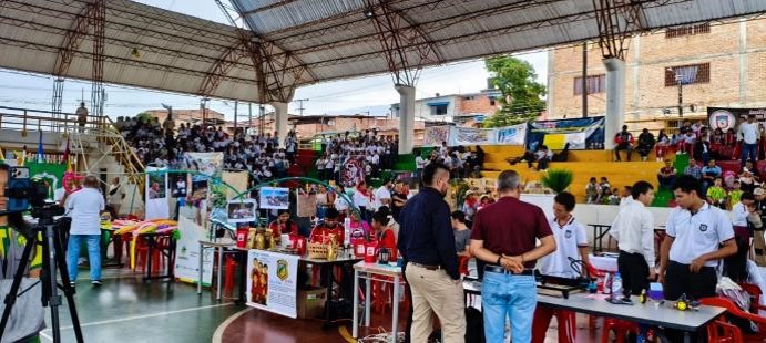 Coliseo Pijao de Oro Chaparral - Feria educativa: Tejiendo intereses