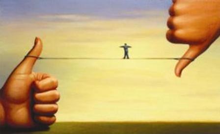 imagen de dos manos sosteniendo a un hombre en una cuerda atada a los dedos pulgares. Un dedo apunta hacia arriba, el otro hacia abajo