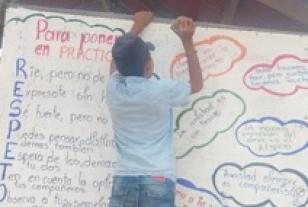 Maestro realizando taller