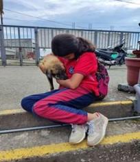 Estudiante interacción con mascota