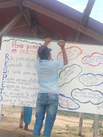 Maestro realizando taller