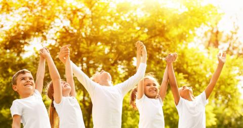 Fotografía niños unidos de las manos