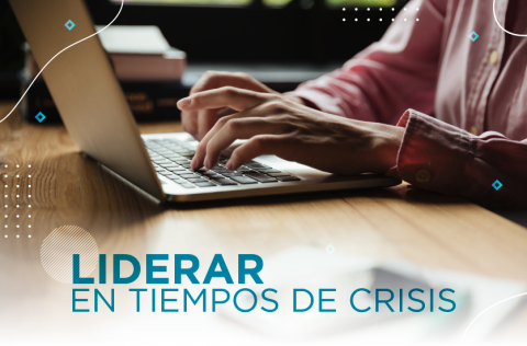 Persona trabajando activamente en su computador 