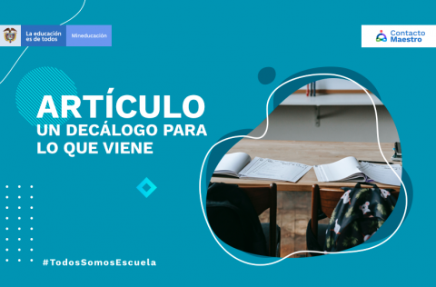 un salón de clases sin alumnos pero con sus cuadernos en los pupitres