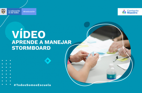 personas en una mesa haciendo una lluvia de ideas