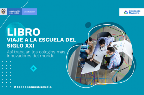 tres hombres trabajando en una mesa en sus computadores