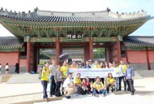 Foto de grupo de docentes en Corea que asistieron al ICT Training, con el fondo de un palacio en Seul
